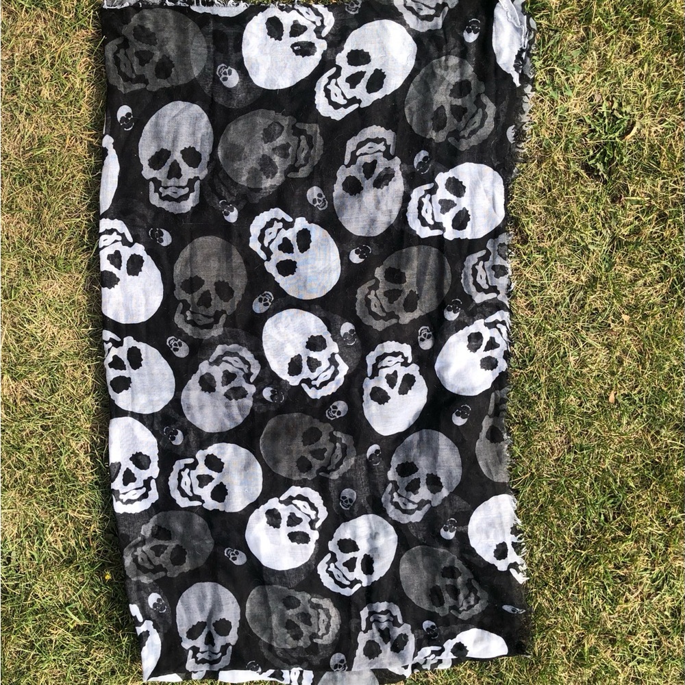 Black & White Skull Print Scarf
